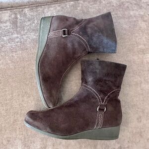 LA CANADIENNE Canada Brown Suede Leather Buckle Wedge Ankle Booties US 9